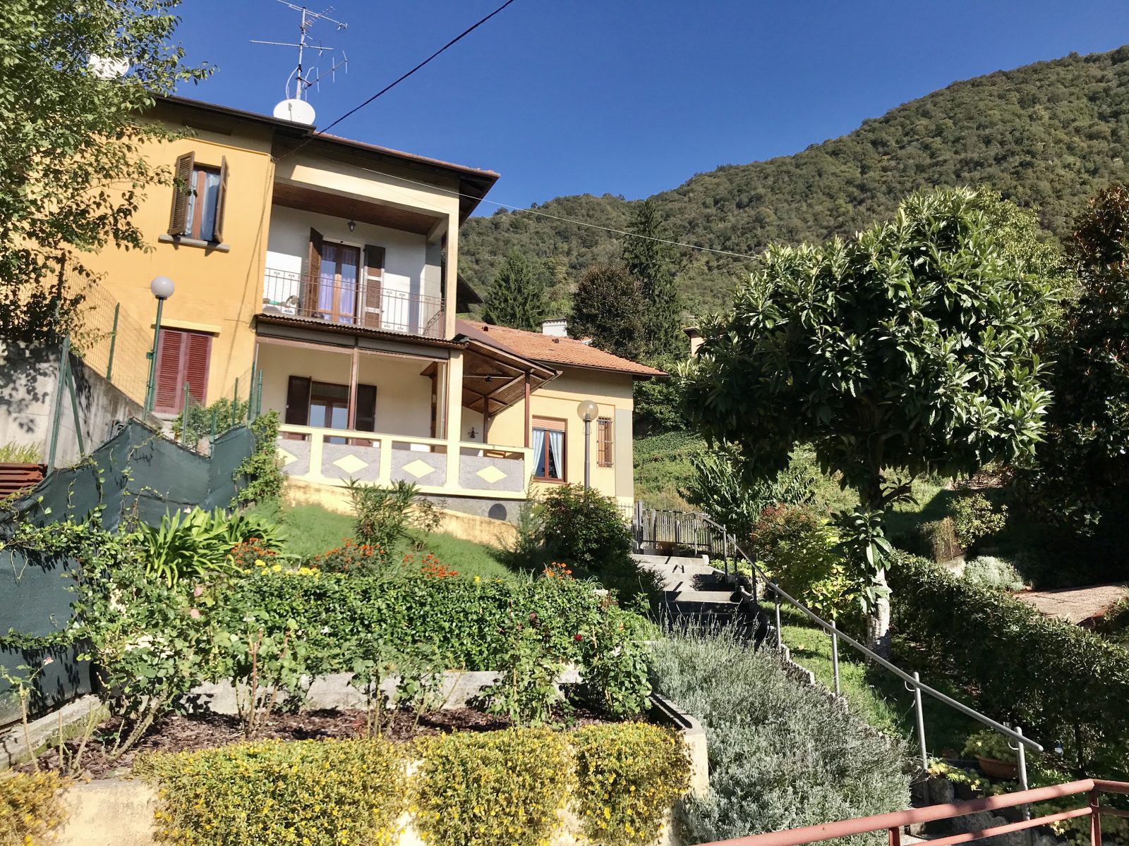Villa bifamiliare con terrazzo in vendita in centro Maslianico