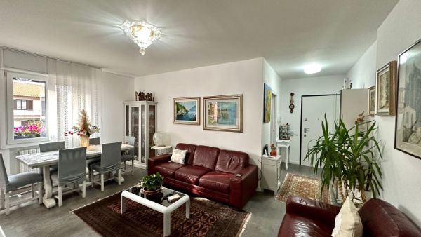 Vendesi appartamento trilocale a San Fermo della battaglia con giardino condominiale