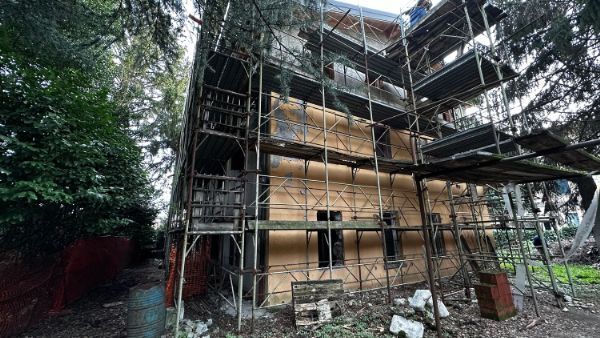 Vendesi edificio residenziale ad Erba da ristruttutare