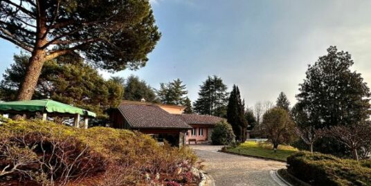 Villa con piscina e parco privata in vendita ad Albese