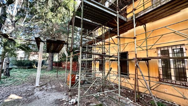 Terreno edificabile e casa indipendente in vendita ad Erba - 3
