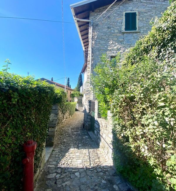 Esclusivo Appartamento con Terrazzo e Vista Lago a Carate Urio