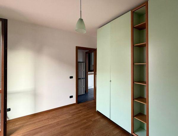 Un bilocale a Lurate che unisce modernità e calore domestico