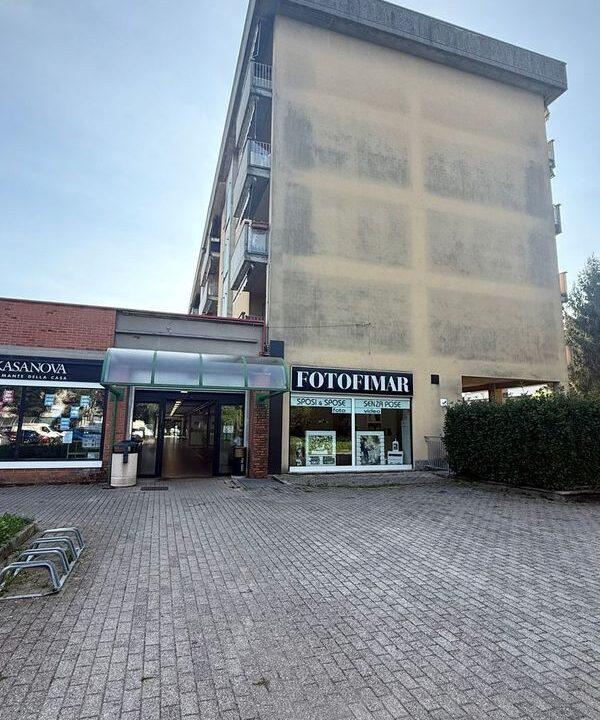 Investi a Cantù: locale commerciale luminoso e funzionale in posizione centrale