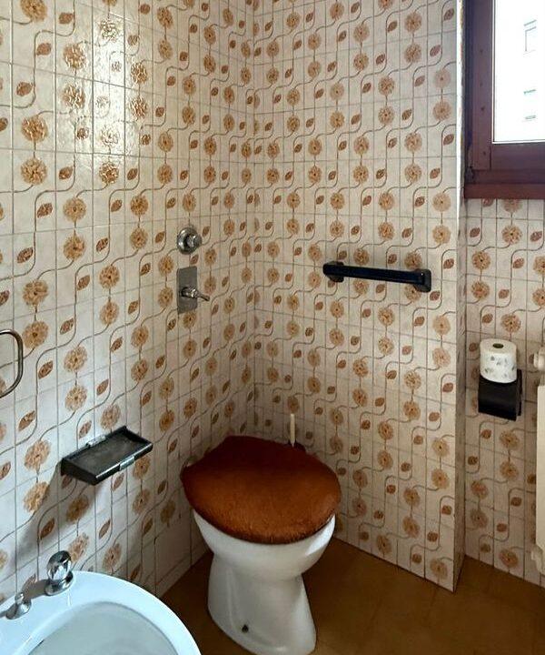 Appartamento con box e posto auto in vendita a Como, via Varesina