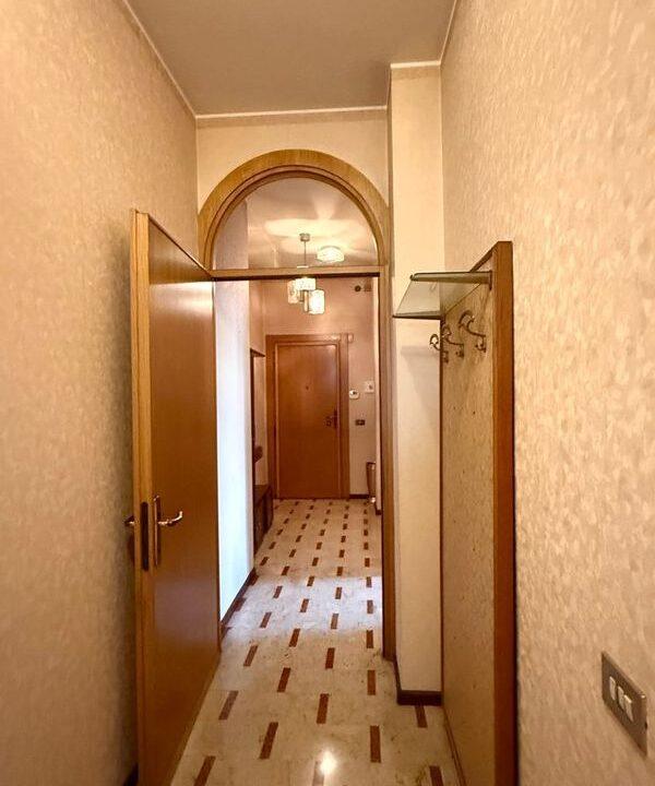 Como, via Varesina – appartamento di 110 m² con balconi e posto auto