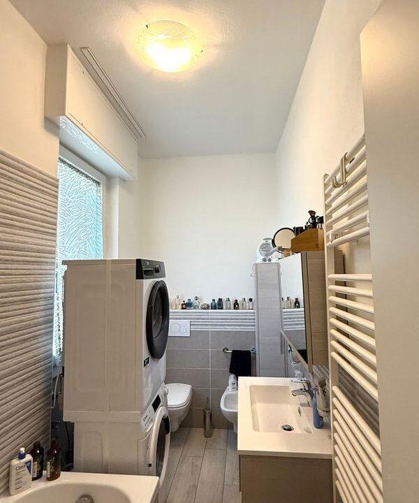 Bilocale ristrutturato con balcone e box – Zona comoda e tranquilla