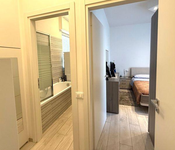 Bilocale ristrutturato con balcone e box – Soluzione moderna in vendita