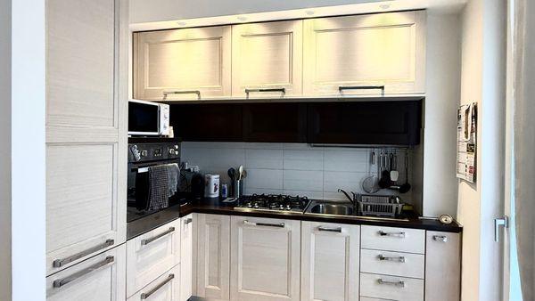 Bilocale ristrutturato con balcone e box – Comfort e funzionalità