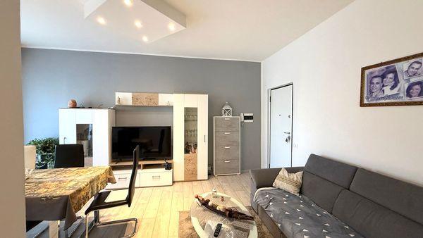 Bilocale ristrutturato con ampio balcone e box a Lurate Caccivio: comfort moderno in un contesto tranquillo