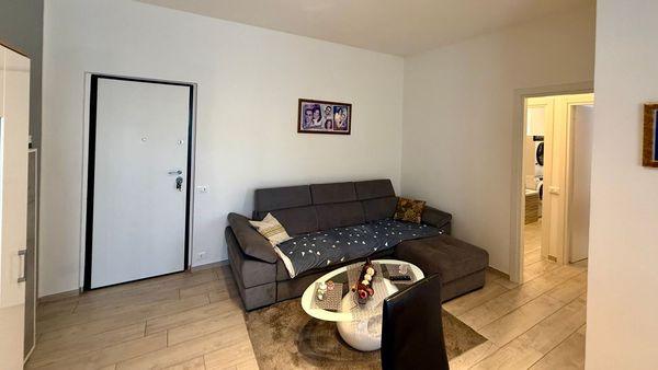 Bilocale con balcone e box in vendita – Finiture nuove e contesto curato