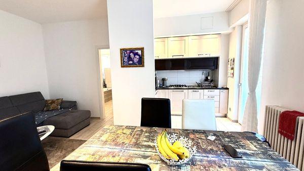 Bilocale rinnovato con balcone e box in contesto tranquillo