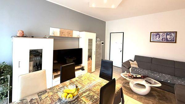 Bilocale ristrutturato con box e balcone vivibile – Contesto riservato