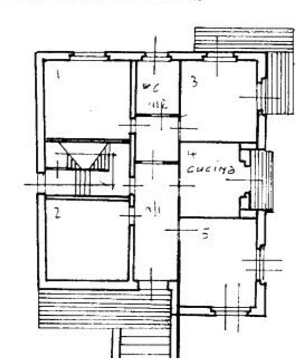 Abitazione bifamiliare con giardino e posizione centrale