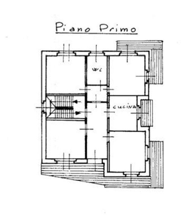 Casa con giardino in zona centrale, bifamiliare