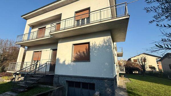 Casa bifamiliare con giardino in zona centrale e tranquilla