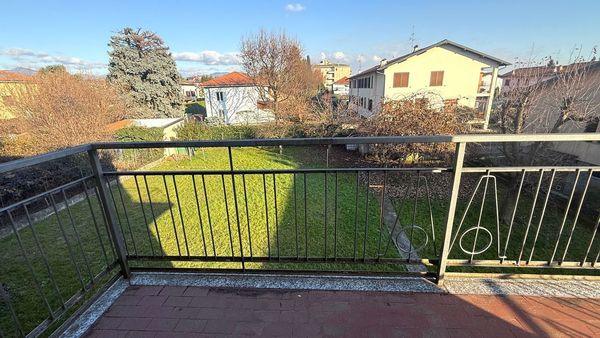 Casa bifamiliare con giardino in area residenziale centrale