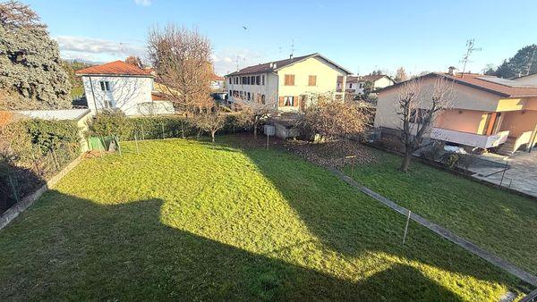 Casa bifamiliare con giardino, a pochi passi dal centro