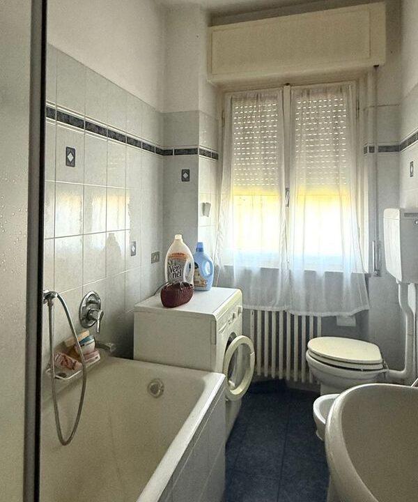 Casa bifamiliare con giardino in posizione centrale