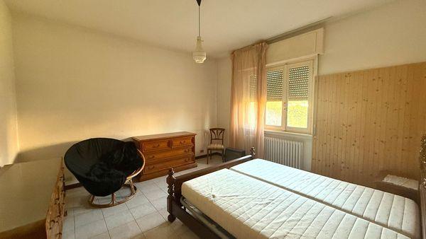 Casa bifamiliare con giardino in zona centrale, vicino a scuole e negozi