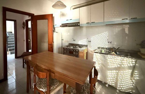 Abitazione bifamiliare con giardino e posizione centrale strategica