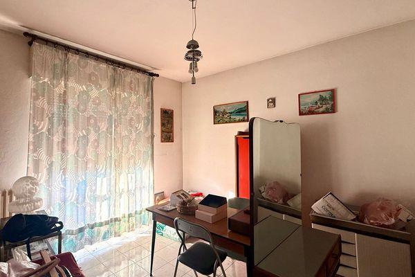 Casa bifamiliare con ampio giardino in posizione centrale