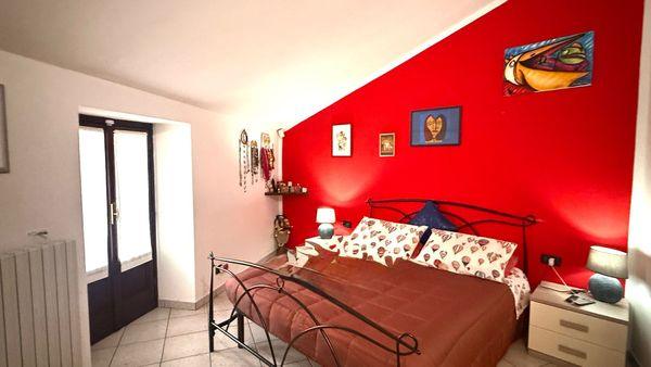 Porzione di Casa Ristrutturata con Ingresso Indipendente su Più Livelli