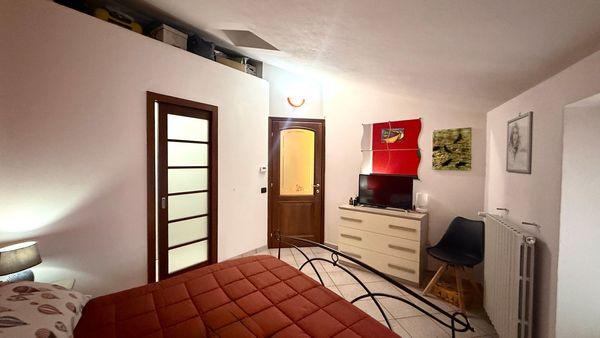 Porzione di Casa Ristrutturata con Ingresso Indipendente in Complesso di Poche Unità