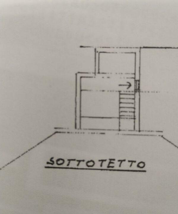 Bilocale vicino alla dogana svizzera con box auto e cucina abitabile