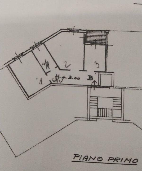 Bilocale vicino alla dogana svizzera con box auto da ristrutturare