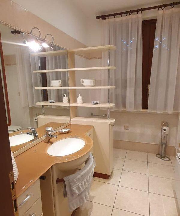 Quadrilocale con giardino a Cernobbio Rovenna, ideale per famiglie