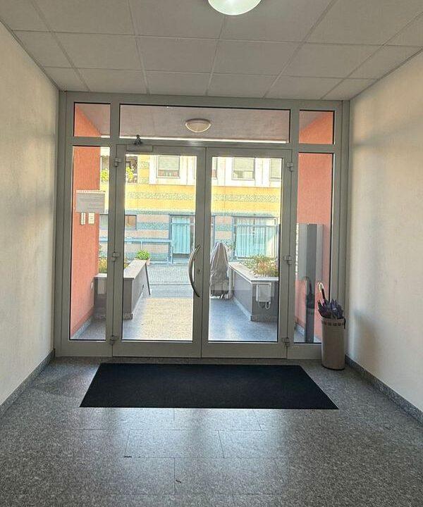 Appartamento in vendita vicino alla Svizzera con terrazzo e posti auto