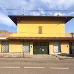 Ingresso a livello strada del locale artigianale ristrutturato a Guanzate