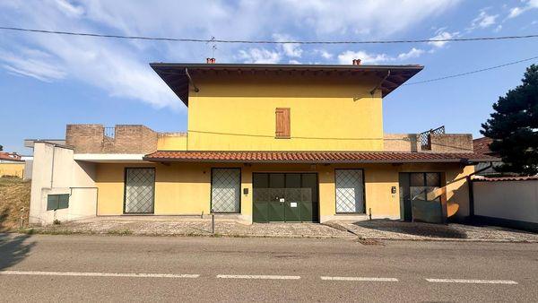 Ingresso a livello strada del locale artigianale ristrutturato a Guanzate