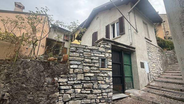 Ingresso indipendente della casa in vendita a Torno.